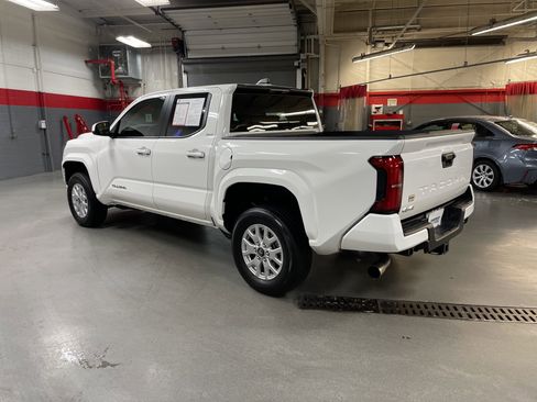Certified 2025 Toyota Tacoma SR5 AWD/4WD image 8