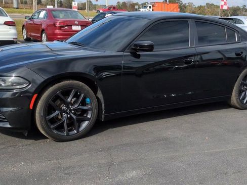 Used 2019 Dodge Charger SXT image 4