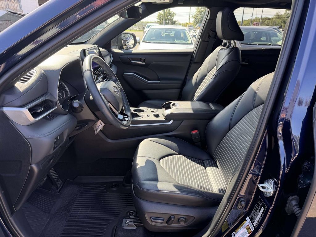 Used 2023 Toyota Highlander XSE AWD/4WD image 15