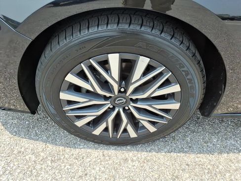 Used 2025 Nissan Altima 2.5 SV FWD image 11