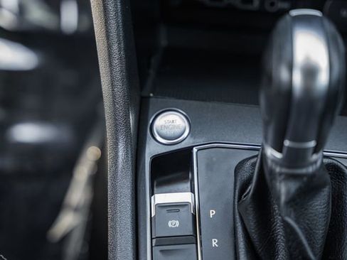 Used 2018 Volkswagen Tiguan SE image 23