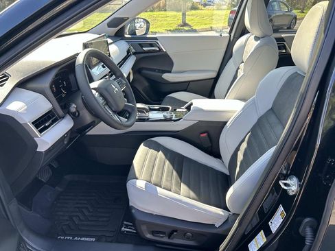 Used 2025 Mitsubishi Outlander SE image 21