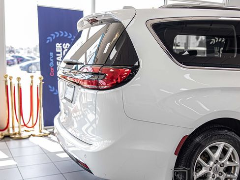 Used 2021 Chrysler Pacifica Touring-L FWD image 15