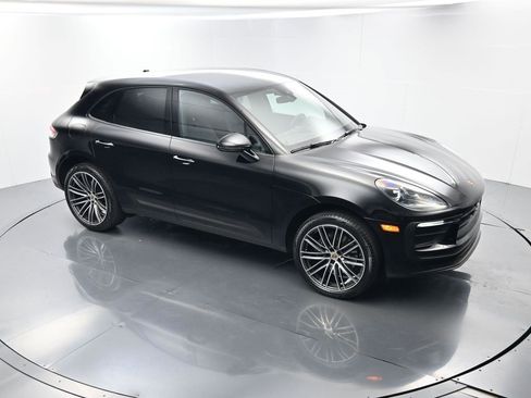 Certified 2025 Porsche Macan image 42