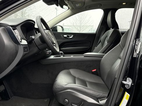 Used 2025 Volvo XC60 B5 Plus image 11