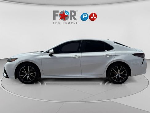 Used 2021 Toyota Camry SE image 2