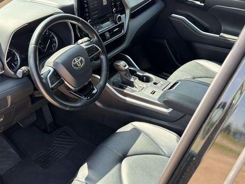 Used 2020 Toyota Highlander XLE FWD image 4