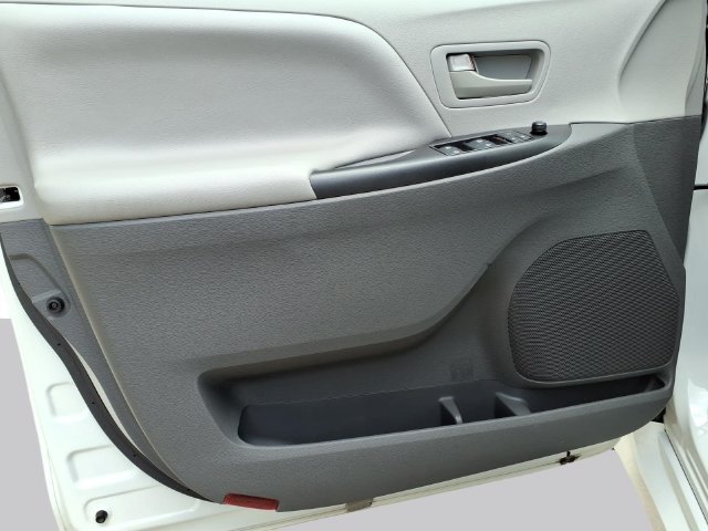 Used 2020 Toyota Sienna L FWD image 10