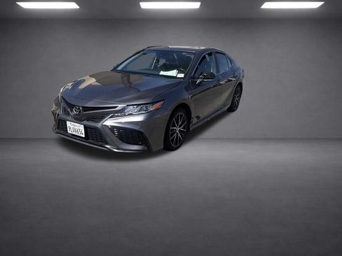 Used 2024 Toyota Camry SE FWD image 3
