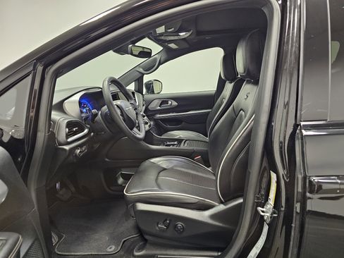Used 2025 Chrysler Pacifica Limited image 18