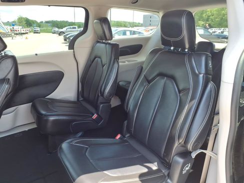 Used 2023 Chrysler Pacifica Touring-L FWD image 14