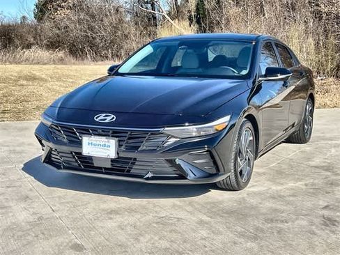 Used 2024 Hyundai Elantra Limited image 2