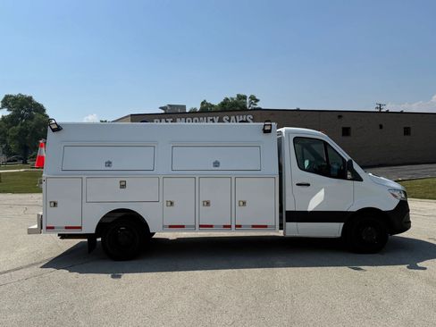 Used 2019 Freightliner Sprinter 3500 w/ Premium Package image 4