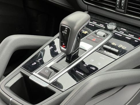 Certified 2022 Porsche Cayenne Platinum Edition image 34