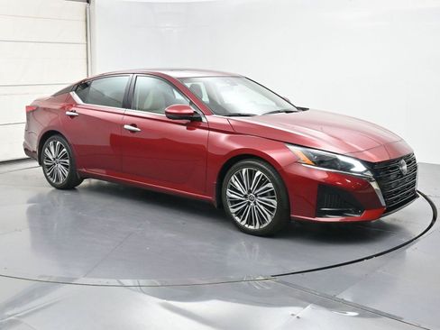 Used 2024 Nissan Altima 2.5 SL FWD image 26