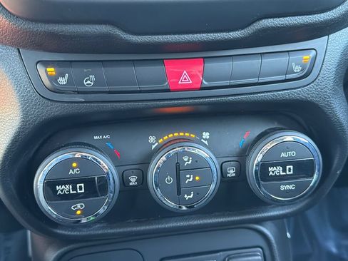 Used 2016 Jeep Renegade Limited AWD/4WD image 27