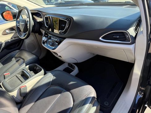 Used 2017 Chrysler Pacifica Touring-L image 12