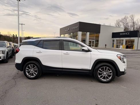Used 2024 GMC Terrain SLT image 11
