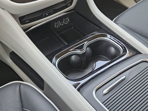 New 2024 Chrysler Pacifica Limited w/ Uconnect Theater Family Group image 20