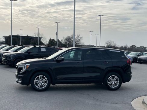 Used 2024 GMC Terrain SLE image 4