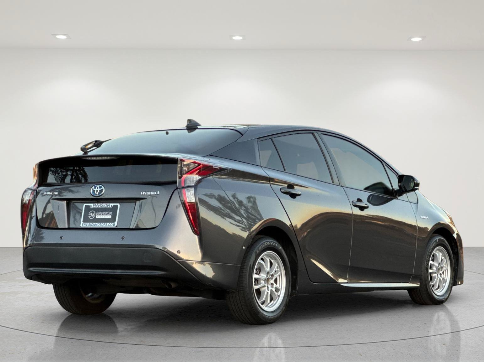 Used 2017 Toyota Prius Two w/ Prius Two Safety Plus Package FWD image 6