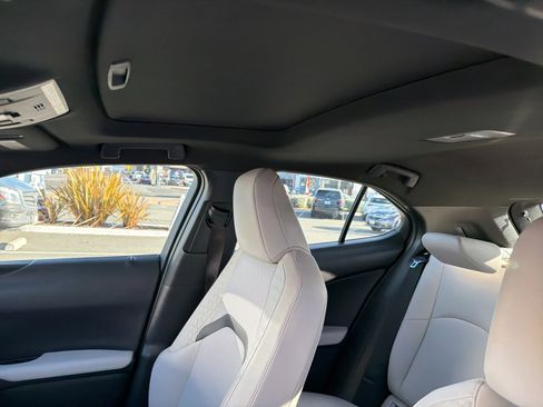 Used 2019 Lexus UX 200 image 8