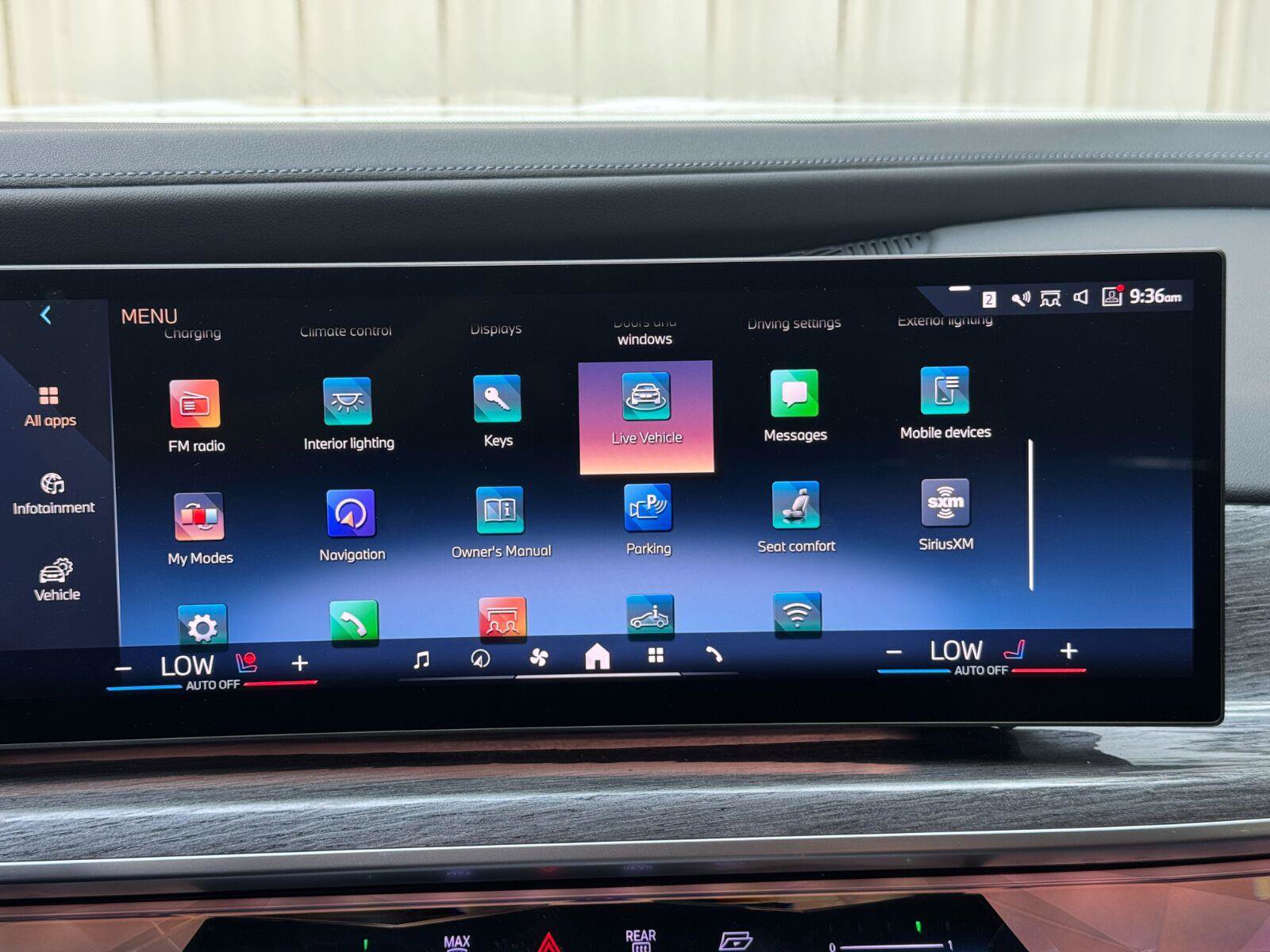 Used 2023 BMW i7 xDrive60 w/ Executive Package 2 AWD/4WD image 29