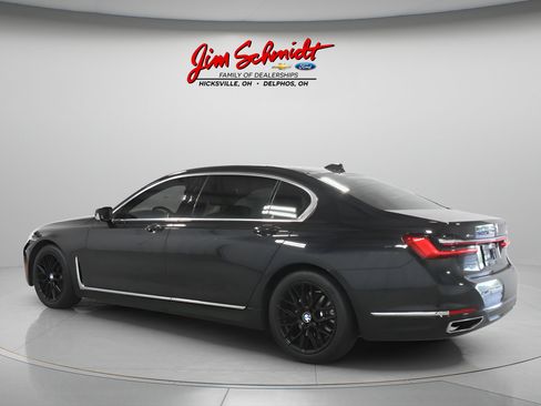 Used 2020 BMW 740i xDrive w/ Premium Package AWD/4WD image 4