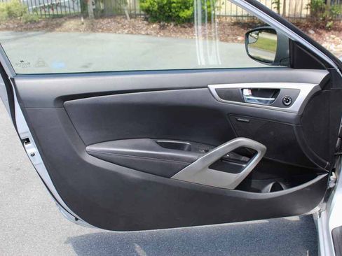 Used 2014 Hyundai Veloster w/ Style Package 02 FWD image 10