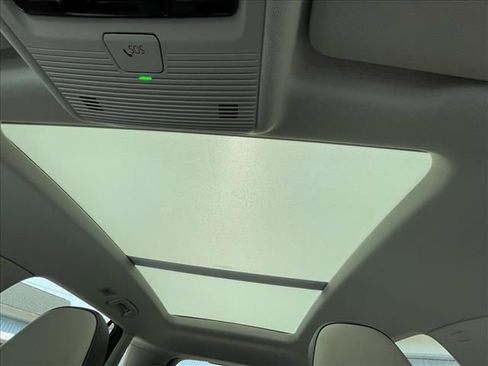 Used 2025 Volkswagen Tiguan SE w/ Panoramic Sunroof Package image 6