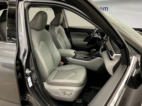 Used 2021 Toyota Highlander XLE image 7
