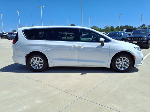 Used 2023 Chrysler Pacifica Touring-L FWD image 5