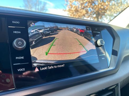 Used 2023 Volkswagen Taos SE w/ Panoramic Sunroof Package image 16