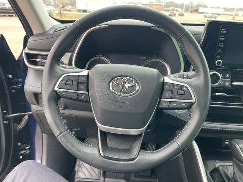 Used 2022 Toyota Highlander XLE image 19