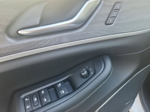 New 2022 Jeep Grand Cherokee Limited 4xe image 16