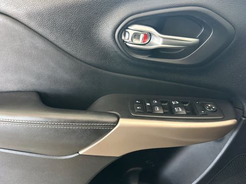 Used 2017 Jeep Cherokee Latitude w/ True North Edition AWD/4WD image 12