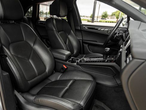 Certified 2024 Porsche Macan AWD/4WD image 44