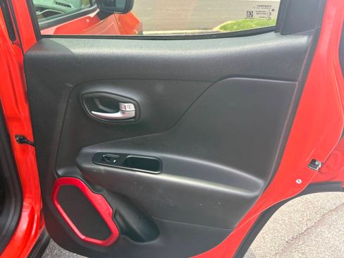 Used 2019 Jeep Renegade Trailhawk w/ UConnect 8.4 Nav Group AWD/4WD image 25