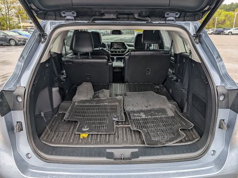 Used 2022 Toyota Highlander XLE AWD/4WD image 13