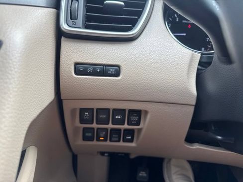 Used 2016 Nissan Rogue SV w/ SV Premium Package AWD/4WD image 25