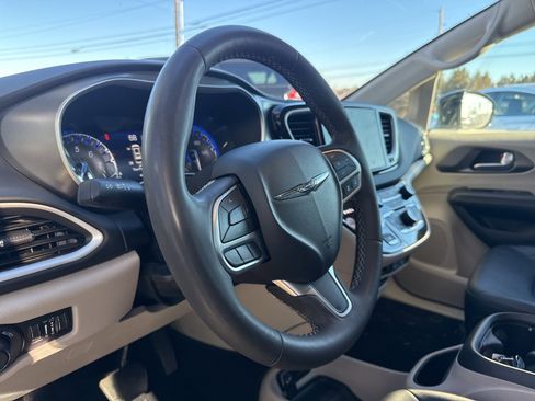 Used 2024 Chrysler Pacifica Touring-L image 19