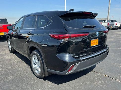 Used 2023 Toyota Highlander LE image 4