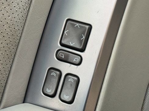 Used 2006 Cadillac XLR V image 31