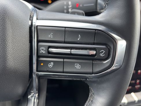 Used 2024 GMC Acadia Elevation image 28