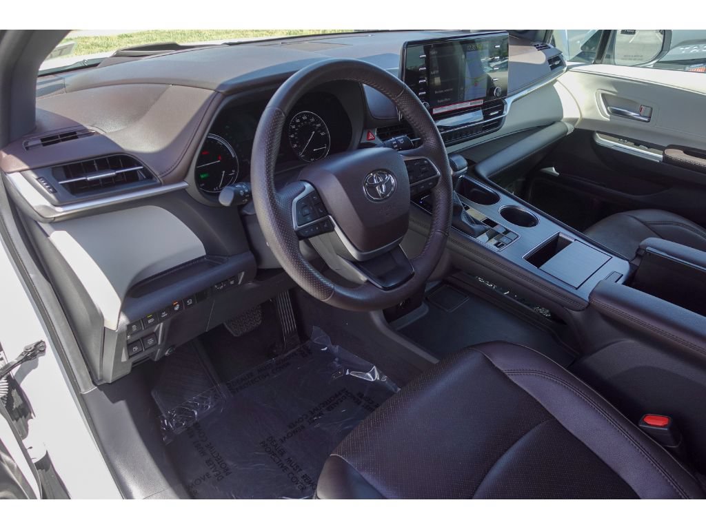 Certified 2024 Toyota Sienna Platinum FWD image 9