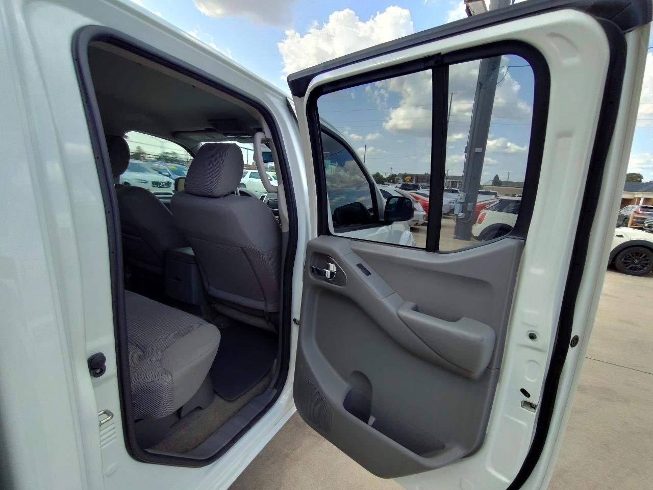 Used 2017 Nissan Frontier SV w/ SV Value Truck Package RWD image 35