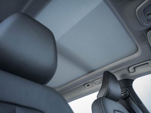 Certified 2025 Volvo XC40 B5 Ultra w/ Climate Package image 32