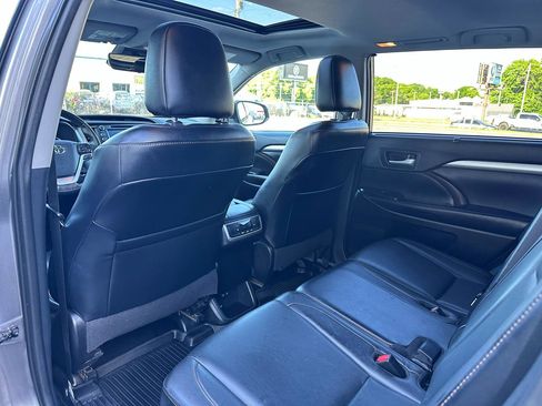 Used 2019 Toyota Highlander XLE FWD image 11