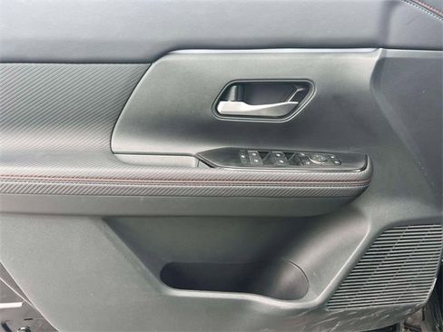 Used 2025 Nissan Kicks SR w/ SR Premium Package image 15