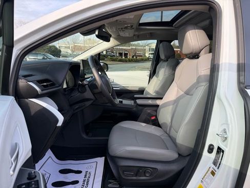 Used 2025 Toyota Sienna XLE w/ XLE Plus Package image 13